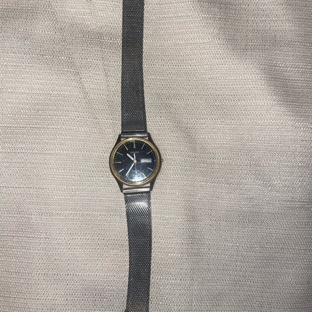 Pulsar watch silver stainless steel. Adjustable band.